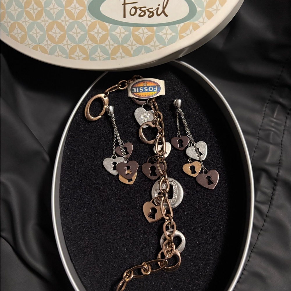 Fossil Tricolor bracelet with Heart Charms dangling earrings! Never use❤️🥰
